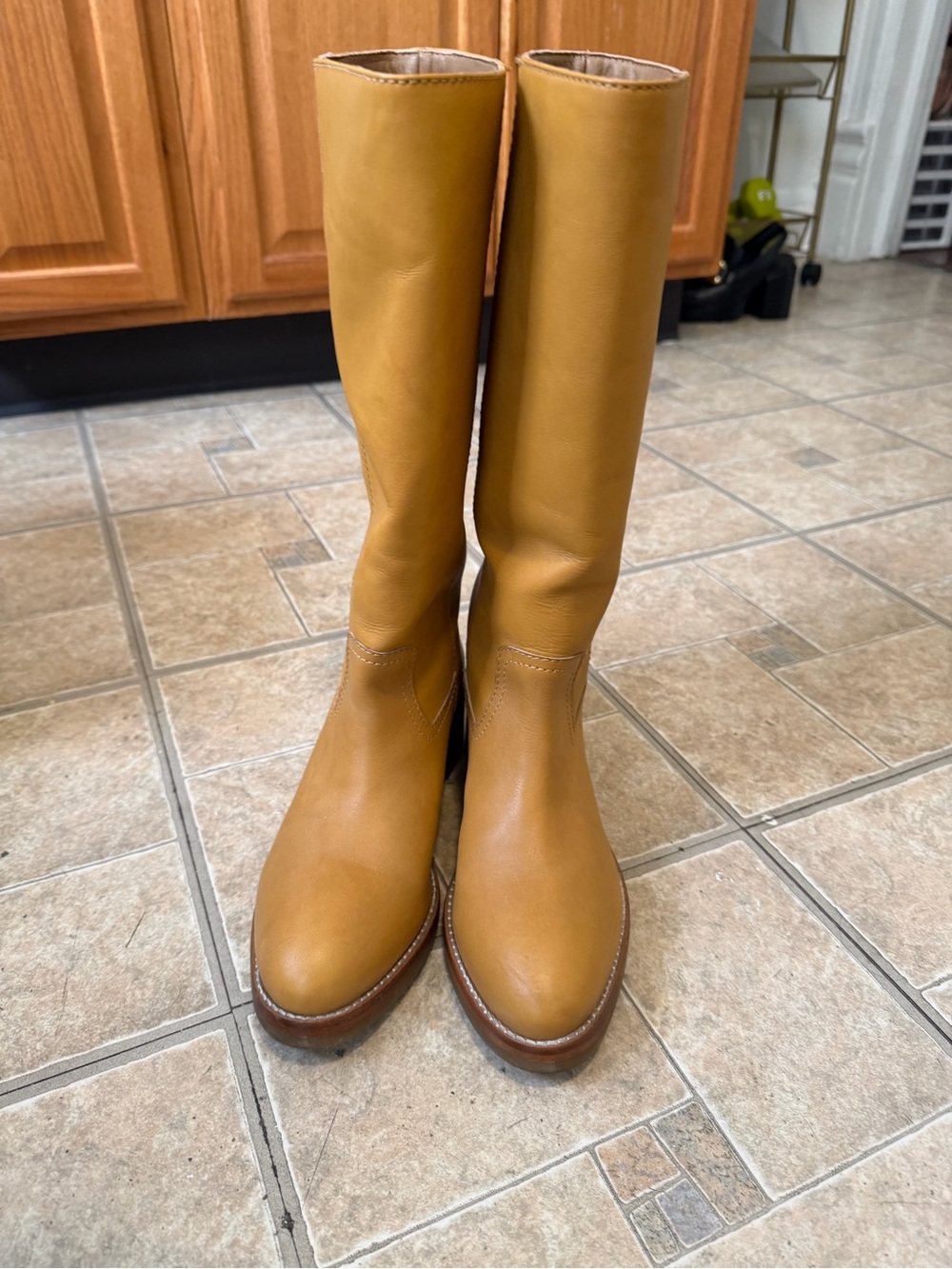 FRYE AND CO. Women's Heeled Boots in Tan
